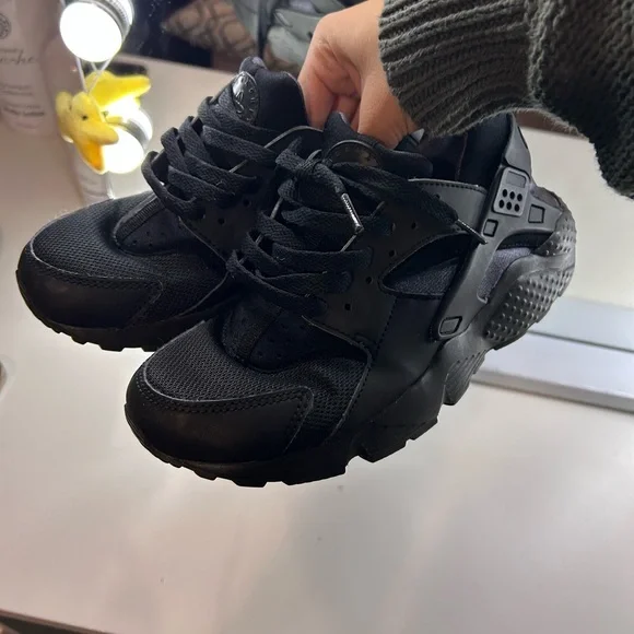 Black Nike Huaraches Sz. 4.5 Y - Picture 2 of 3